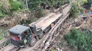Революционный метод восстановления разрушенных мостов с помощью экскаватора Спасает разрушенные мост