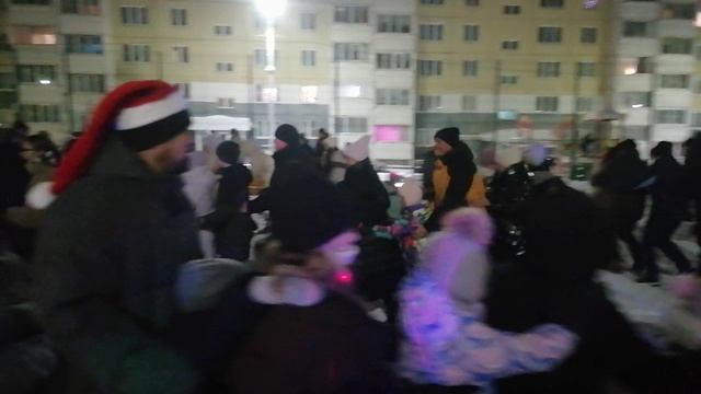 Для жителей Микр, Зиновы провели Новогодную Дискотеку смотреть онлайн