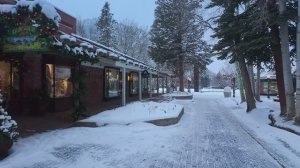 Аспен, штат Колорадо, Снежный день в рождественски украшенном городе миллиардеров.