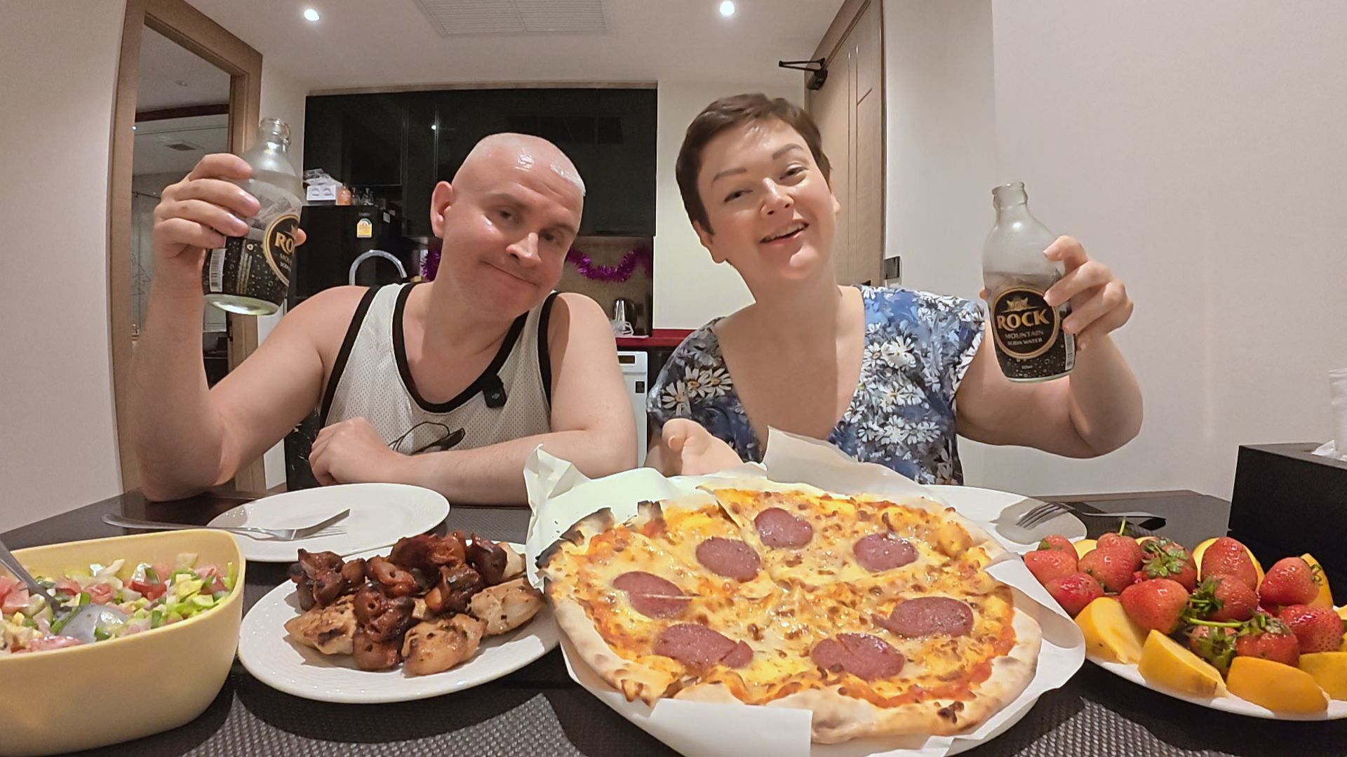 Мукбанг слопали ОГРОМНУЮ пиццу и ШАШЛЫКИ! Начали отмечать РОЖДЕСТВО! Семейный ужин в Таиланде