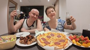 Мукбанг слопали ОГРОМНУЮ пиццу и ШАШЛЫКИ! Начали отмечать РОЖДЕСТВО! Семейный ужин в Таиланде