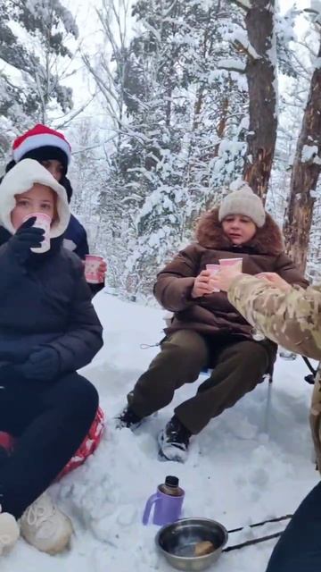 Сегодня нас пригласили на природу! Прекрасно провели время, глинтвейн, шулюм, чай конфеты, купаты смотреть онлайн