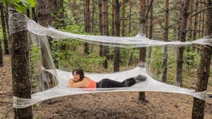 Соло кемпинг под тентом из стрейч пленки.