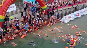 Около трех тысяч человек совершили заплыв в ледяной воде реки в Китае