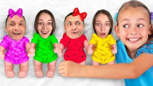 Четыре куклы играют в кроватке - Забавные истории для детей