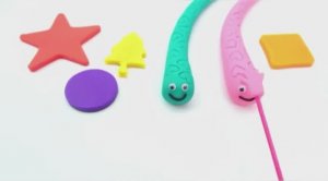 Змейки из цветных пластилинов и фигурки