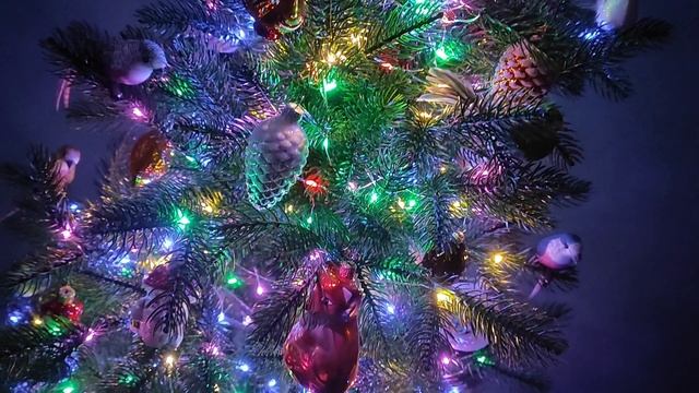 Праздник продолжается. С Новым годом. Ёлочка. Стеклянные ёлочные игрушки. Январь 2026 смотреть онлайн