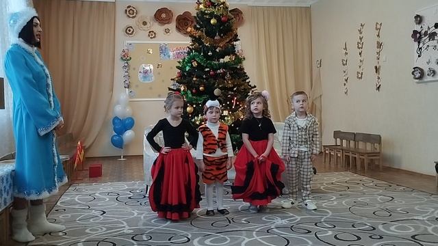 Рассказываем  стихи у ёлочки смотреть онлайн