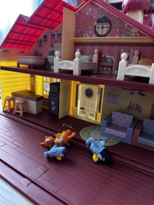 Блуи играю в домике