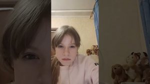 делает лёгкий макияж