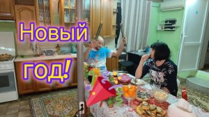 Новогодний МУКБАНГ/Чуть не ПРОСПАЛИ Новый год 😅/Наш новогодний стол.