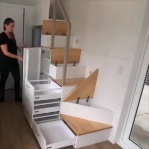 Лестница с местoм для хранения своими pуками.