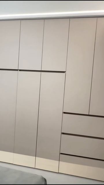 Мебель в спальню: стол встроенный в прямой шкаф, парящяя кровать с подсветкой. смотреть онлайн