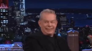 Элвис Дюран о встрече с Шер и проведении праздничной вечеринки iHeartRadio с Джимми | «Вечернее шоу»