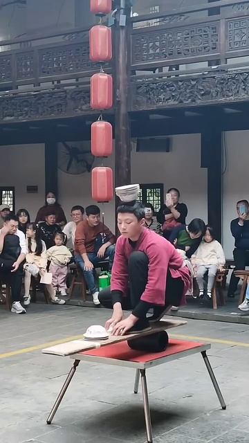 Невероятный трюк с равновесием — мастерство складывания тарелок на вращающейся доске 🎩🔥 смотреть онлайн