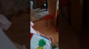 челендж "кто поподёт в ведёрко"   
Кто выйграит?