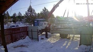 Разгрузка сруба бани.