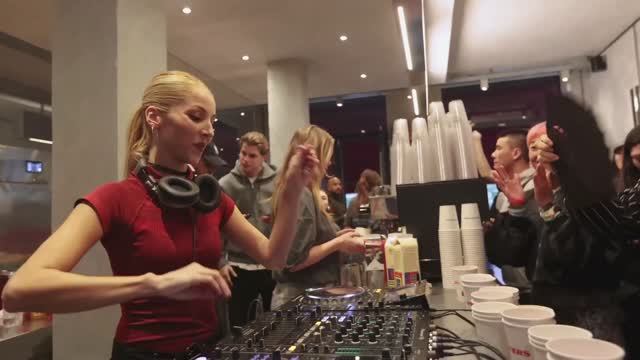 Viviana Casanova – Daytime Tech House set at The Coffee Party x Vassnova ADE Amsterdam смотреть онлайн