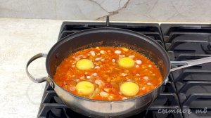 Если надоело просто жарить яйца на сковородке, то попробуй приготовить такой завтрак