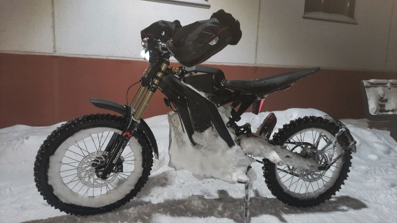 Поездка на городскую ёлку на Surron light bee X через Шершневское водохранилище смотреть онлайн