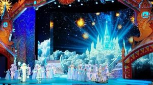 Сцена Кремлёвского Дворца.Представление"Заветные куранты"