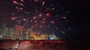 Взрываем фейерверки в новый год. 1 января 2026 Римские свечи Мощная палка 1.5 дюйма. Красивый салют