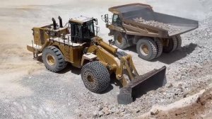 Колесный погрузчик Cat 992K Загружает самосвалы Cat 777F