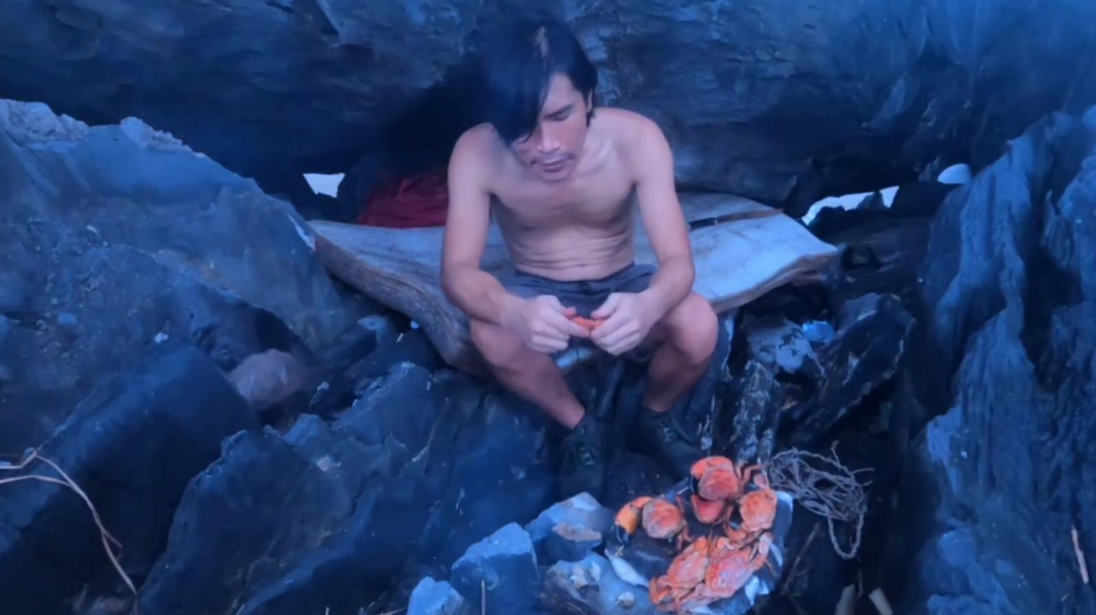 Живу на необитаемом острове (без воды, огня и еды) / Выживание голыми руками / Добываю морепродукты смотреть онлайн