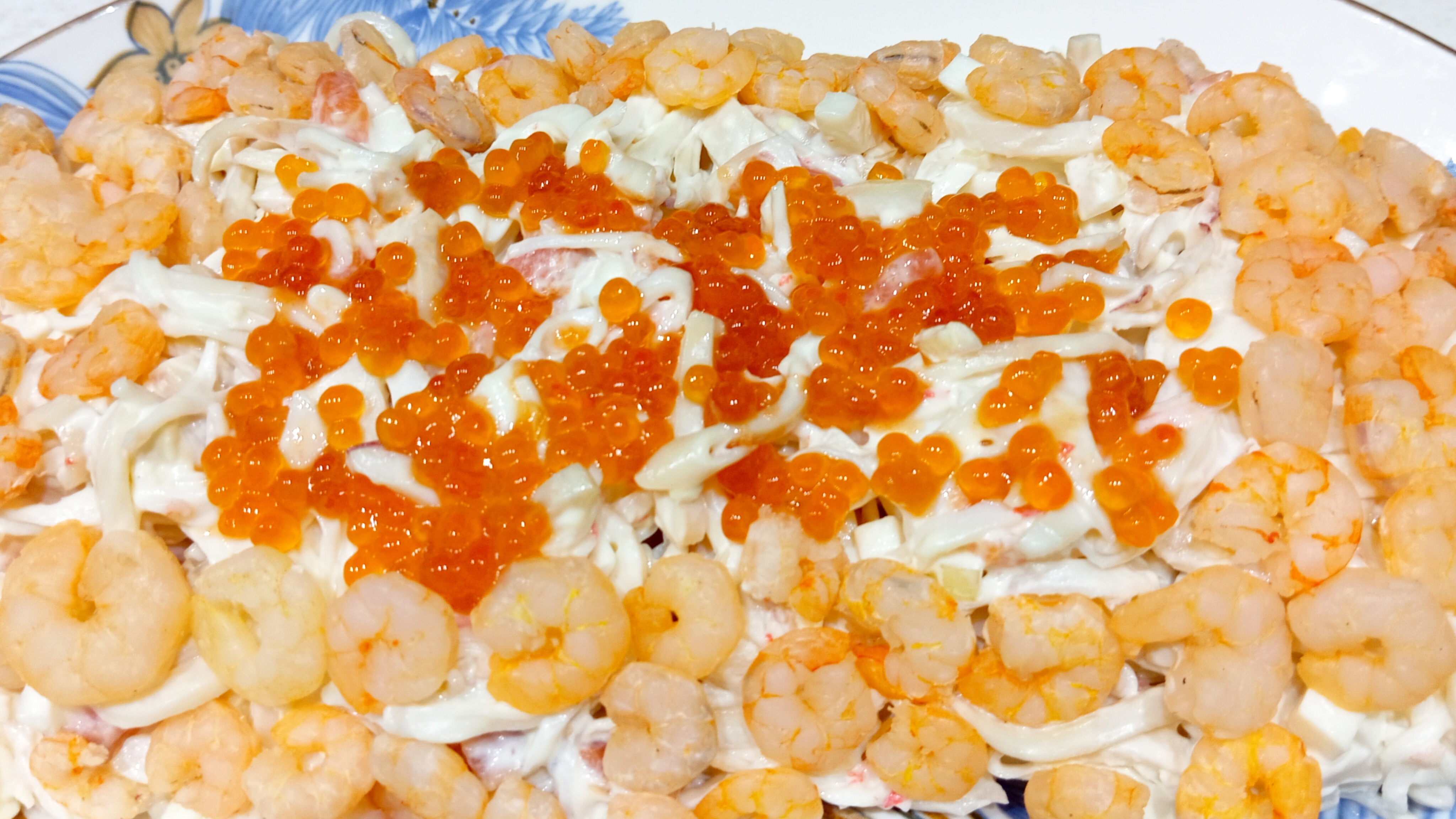 Царский салат с кальмарами 🦑, креветками 🦞, крабовыми палочками 🦀, форелью и красной икрой. смотреть онлайн