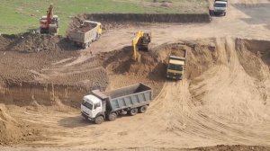 Битва двух экскаваторов – несколько самосвалов в действии!