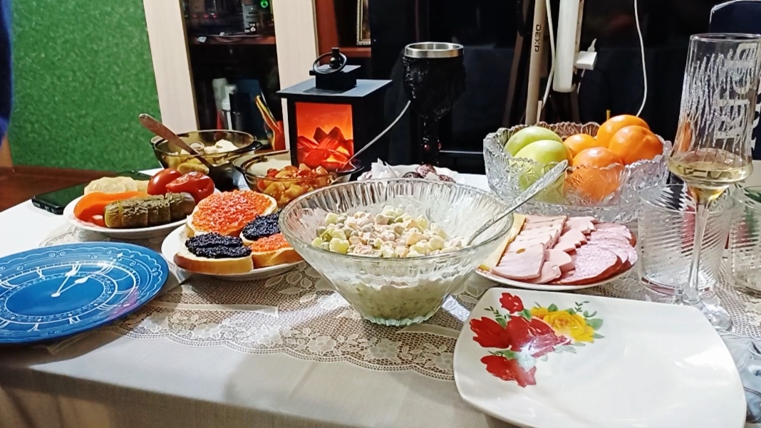 Первый день Нового года/Продолжаем отмечать смотреть онлайн