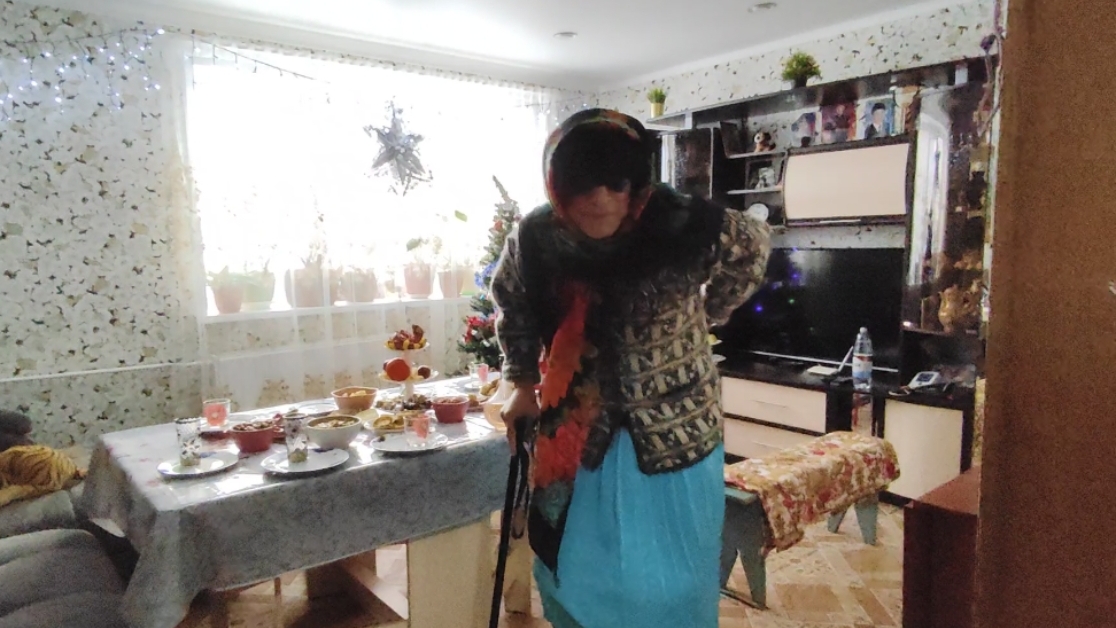 Жизнь в деревне 🏡// бабушка замёрзла 🤷а мы её отогрели //С Новым годом // смотреть онлайн