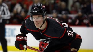 Пять очков Свечникова и Никишина не спасли "Каролину" от поражения в матче НХЛ