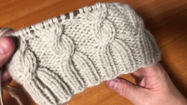 Шапочка спицами с фиксированным отворотом и с узором смотреть онлайн