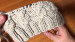 Шапочка спицами с фиксированным отворотом и с узором