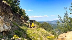 Как я отремонтировал 20-летнюю дорогу на вершине горы с помощью грейдера John Deere 670