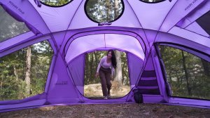 Глэмпинг в люксовой фиолетовой палатке на природе. Glamping