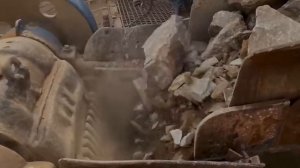 Процесс дробления огромных камней. Очень приятный процесс дробления камня на щековой дробилке