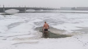 «Моржи» Петербурга устроили первый заплыв в новом году