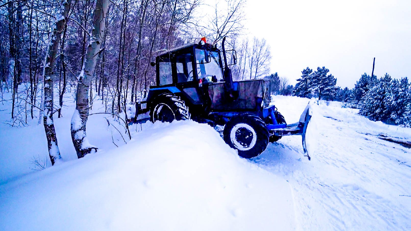 Расширяю дорогу от заносов на тракторе МТЗ-82.1. смотреть онлайн