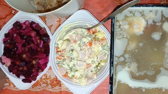 У кого ещё остались салаты с нового года? смотреть онлайн