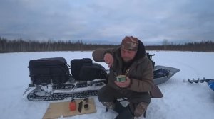 ПОСТАВИЛ 200 МЕТРОВ ЖЕРЛИЦ И НАШЁЛ ТРОПУ ЧЁРНЫХ ЩУК! ДВА ДНЯ НА ТАЁЖНОМ ОЗЕРЕ \ ЗИМНЯЯ РЫБАЛКА !