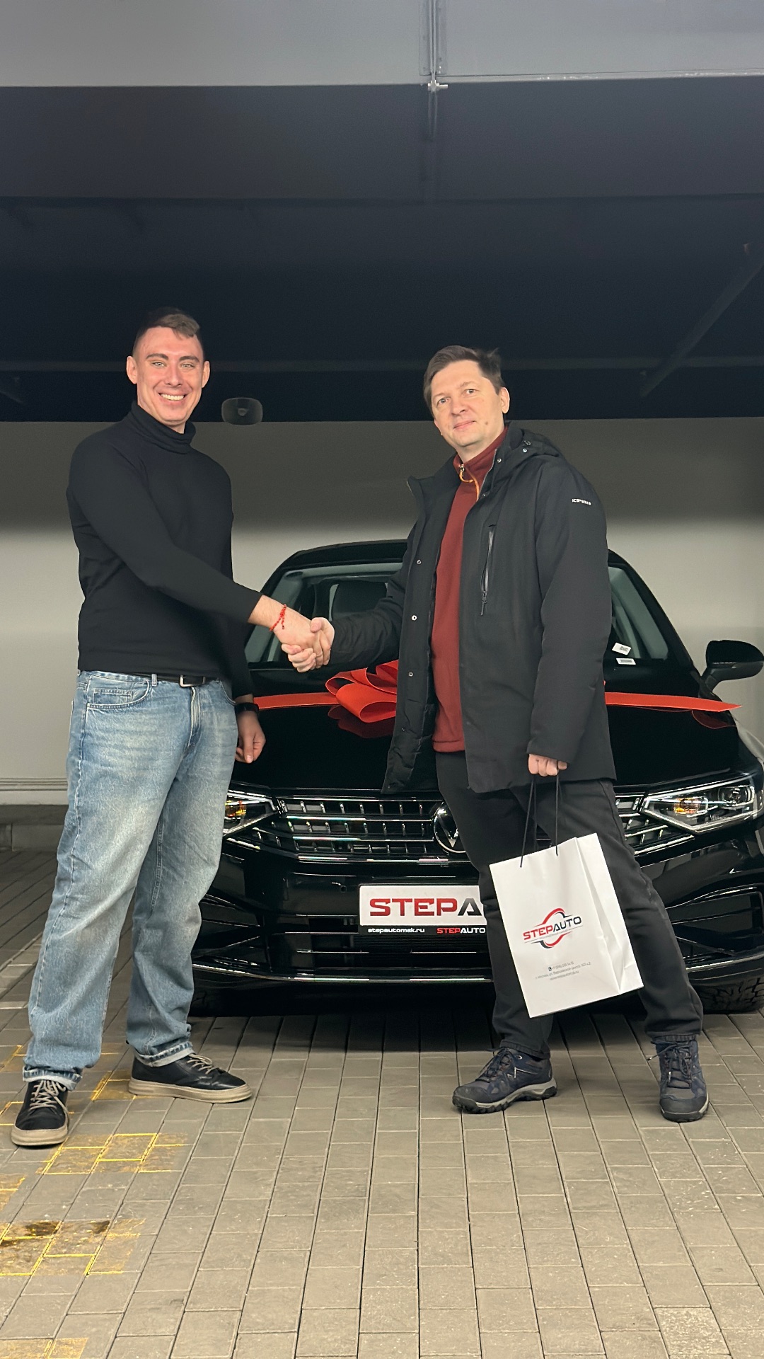 Поздравляем нашего дорогого клиента с новым авто! Привезли и вручили новый Volkswagen Magotan.#auto смотреть онлайн