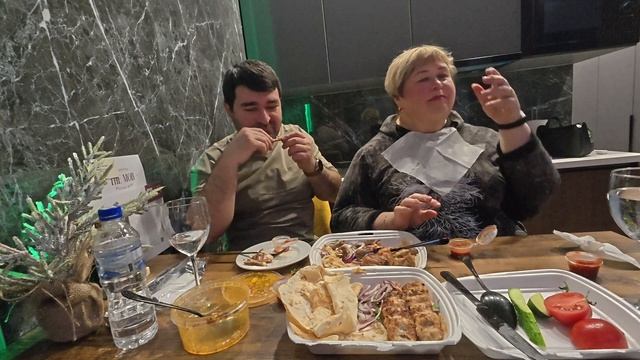 Мукбанг/Заказали доставку еды в номер/ смотреть онлайн