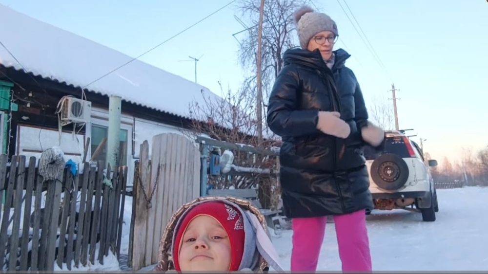 1 января 2026 г в деревне. Вечерняя прогулка. 'Катание" на санках. Неожиданная встреча VLOG смотреть онлайн