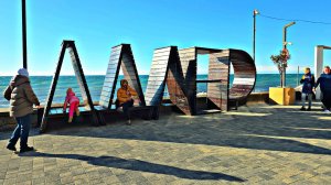 ✅️🎄3 ЯНВАРЯ В АДЛЕРЕ: +9°, НО СИЛЬНЫЙ ВЕТЕР И ШТОРМЯЩЕЕ МОРЕ. НОВОГОДНЯЯ НАБЕРЕЖНАЯ АДЛЕРА