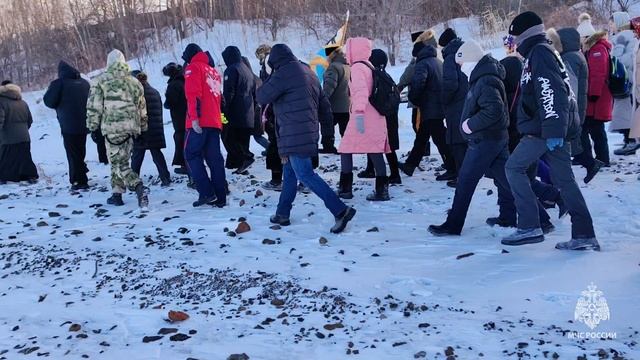 Сотрудники ГИМС МЧС России обеспечили безопасность во время пешего Крестного хода по реке Уссури смотреть онлайн