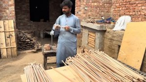 Удивительный процесс изготовления гигантских деревянных тростей пакистанскими мастерами