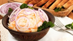 Мой любимый рецепт квашеной капусты. Она получается в меру соленой и невероятно хрустящей.