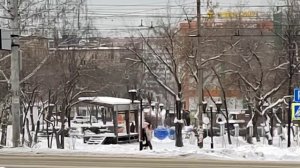 Посленовогодняя прогулка.Детская ёлка под окном.